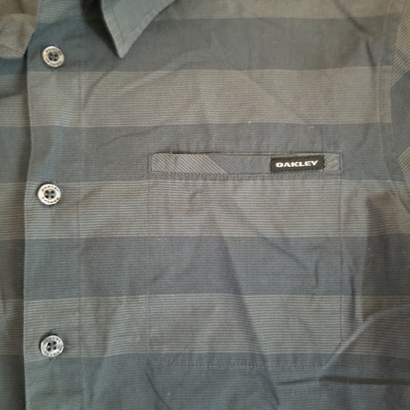 Oakley Men Short Sleeve Blue Grey Stripe Botton Up - Picture 2 of 5